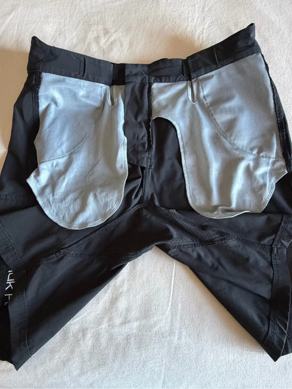Huk Performance Fabrics Men's Black 10.5”Cargo Fishing Shorts L 36W Pockets